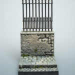 Basetta con strada e muro con inferriata